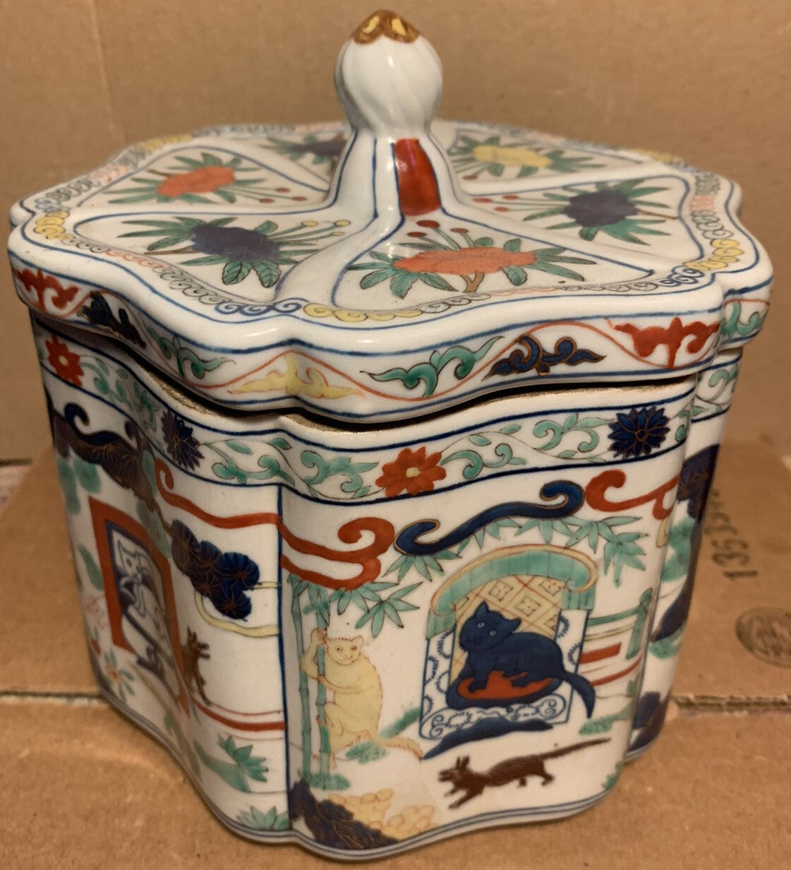 Vntg Chinese Porcelain Lobed Hexagonal Box Apocryphal Wanli Reign Mark Ming Cat
